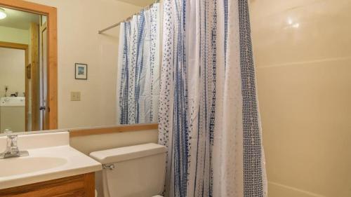 Koupelna v ubytování Hawks Eye by AvantStay Cozy Condo w Views Access to Northstar Resort Community