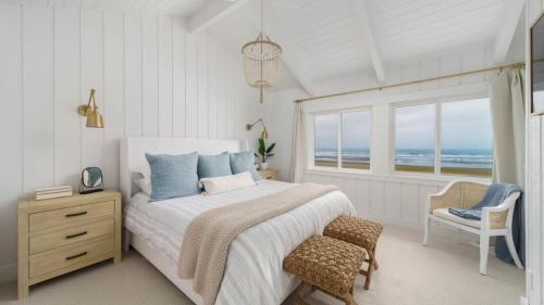 une chambre avec un lit, une chaise et une fenêtre dans l'établissement Driftaway by AvantStay Direct Cannon Beach Access w Stunning Views, à Cannon Beach