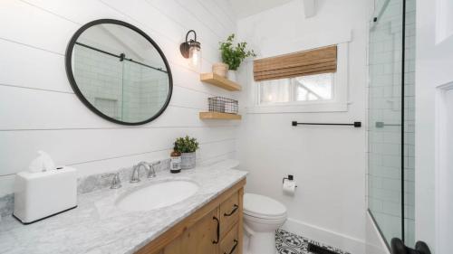 une salle de bain avec un lavabo et un miroir dans l'établissement Driftaway by AvantStay Direct Cannon Beach Access w Stunning Views, à Cannon Beach