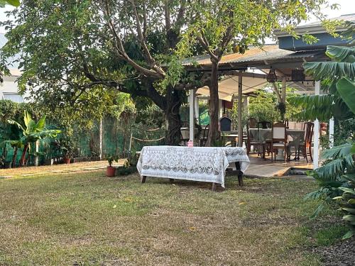 a bench sitting in the yard of a house at CASA STELLA in Heredia