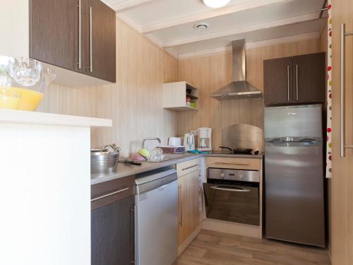 Dapur atau dapur kecil di Chalet 3 chambres avec piscine chauffée, proche Lac du Jaunay et plages de Saint-Gilles-Croix-de-Vie - FR-1-783-23