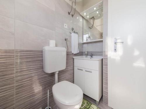 Ένα μπάνιο στο One Bedroom Apartment With Balcony A3