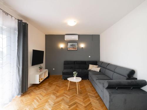 House Rose with Garden and Pool - Three Bedroom House