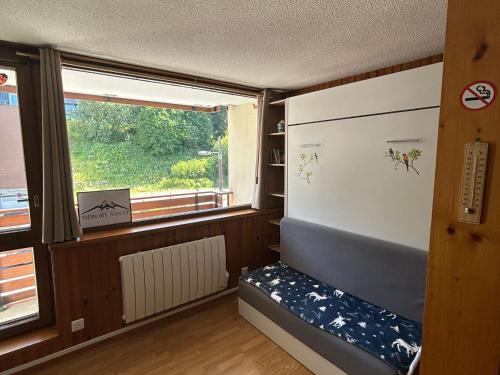 Postel nebo postele na pokoji v ubytování Studio Montagne au Pied des Pistes avec Parking - FR-1-814-128