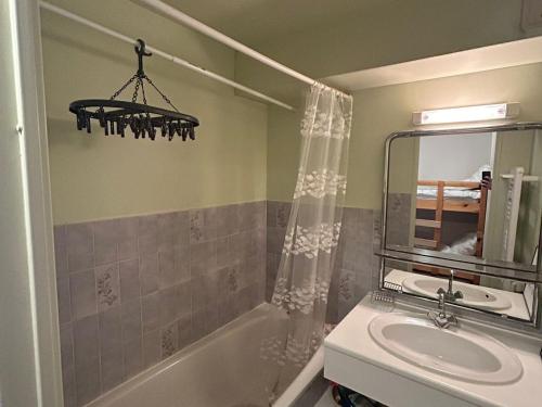 Koupelna v ubytování Studio Montagne au Pied des Pistes avec Parking - FR-1-814-128