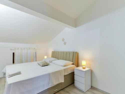 Ένα ή περισσότερα κρεβάτια σε δωμάτιο στο Apartments Franica with Heated Pool and Hot-Tub - Two Bedroom Apartment with Terrace