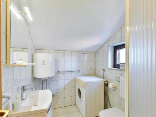 Ένα μπάνιο στο Apartments Franica with Heated Pool and Hot-Tub - Two Bedroom Apartment with Terrace