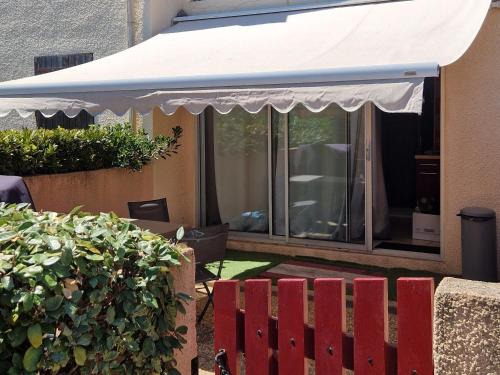 Appartement RDC avec Terrasse, Parking et Animaux Acceptés à 100m de la Plage - FR-1-776-116