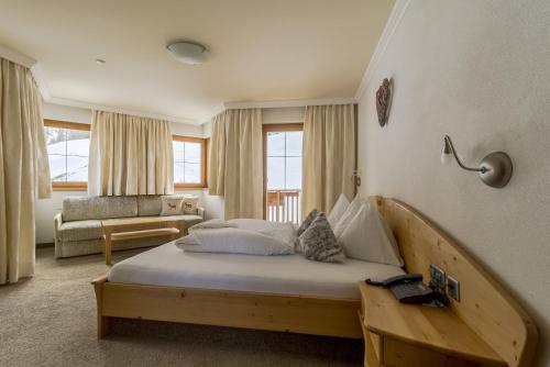 Postel nebo postele na pokoji v ubytování Hotel Garni Chasa Nova