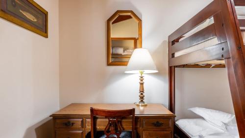 Ένα ή περισσότερα κρεβάτια σε δωμάτιο στο Goss Lake Getaway by AvantStay Lakefront Escape