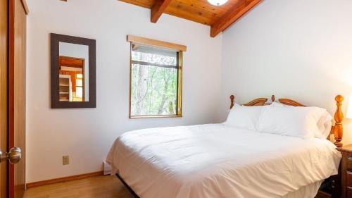 Ένα ή περισσότερα κρεβάτια σε δωμάτιο στο Goss Lake Getaway by AvantStay Lakefront Escape