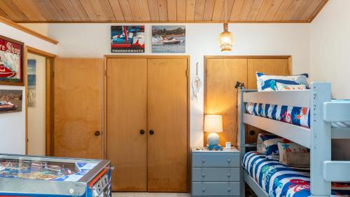 Katil atau katil-katil dalam bilik di Oceanfront w Game Room Fire Pit Panoramic Views Angels Landing by AvantStay