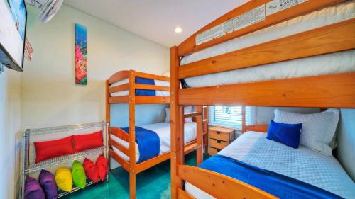a bunk bed room with two bunk beds next to each other at Stella Maris by AvantStay Rooftop View Pool in Port Aransas