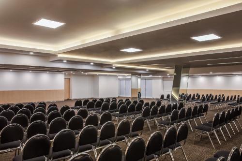 an empty lecture hall with chairs and a podium at Fiesta Inn San Luis Potosi Glorieta Juarez in San Luis Potosí