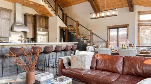 Posezení v ubytování Apex by AvantStay Cozy Expansive Mountain Home Close to the Slopes w Hot Tub