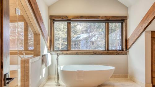Koupelna v ubytování Apex by AvantStay Cozy Expansive Mountain Home Close to the Slopes w Hot Tub