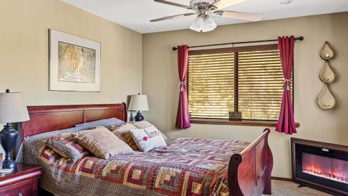 ein Schlafzimmer mit einem Bett und einem Deckenventilator in der Unterkunft Beautifully Remodeled Kitchen Peaceful Mountain Views Sutter by AvantStay in Blue Jay