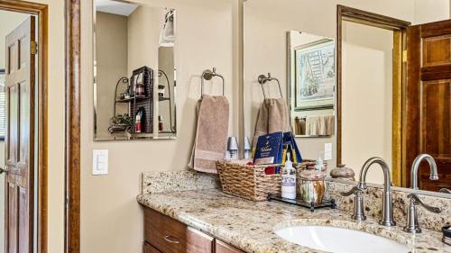 ein Badezimmer mit Waschbecken und Spiegel in der Unterkunft Beautifully Remodeled Kitchen Peaceful Mountain Views Sutter by AvantStay in Blue Jay