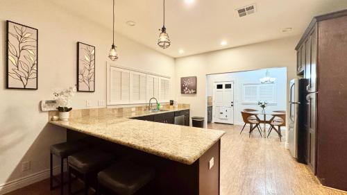 Η κουζίνα ή μικρή κουζίνα στο Modern Home, Unwind in a Prime Location