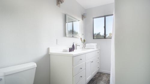 Koupelna v ubytování Vino Blanco by AvantStay Private Wine Country Home w Mtn Views Deck