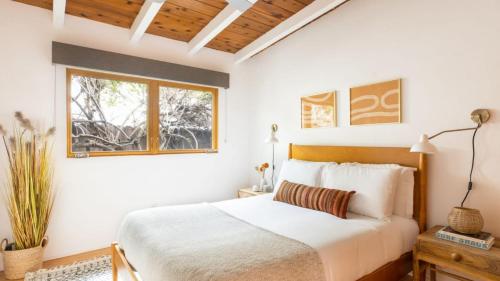 a bedroom with a bed and a window at Camden by AvantStay 5mins to the Beach Elevated Home w Pacific Ocean Views in Encinitas