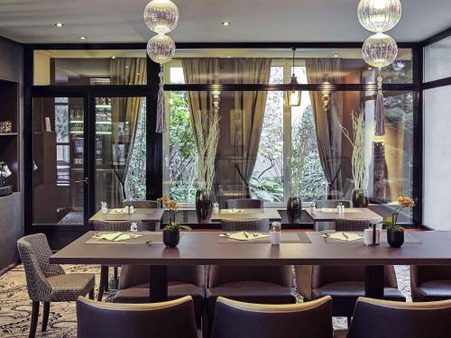 Ein Restaurant oder anderes Speiselokal in der Unterkunft Mercure Tour Eiffel Grenelle 