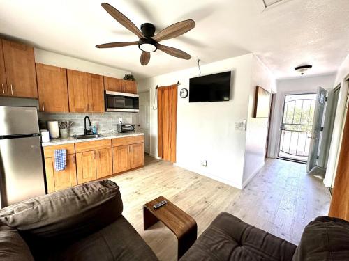 Una sala de estar con un sofá y un ventilador de techo. en Happy Hill Inn, en Kailua-Kona