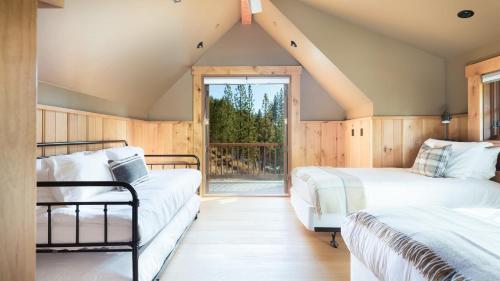 Postel nebo postele na pokoji v ubytování Hunter by AvantStay Riverfront Cabin w Prvt Cottage 5Mins from Palisades