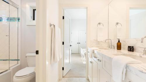 Ένα μπάνιο στο Crystal Cove by AvantStay Gorgeous Charming Newport Home