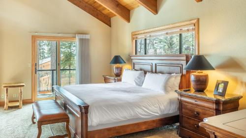 インクライン・ビレッジにあるFrosted Shore by AvantStay Luxury Lake Viewsの大きなベッドと窓のある寝室
