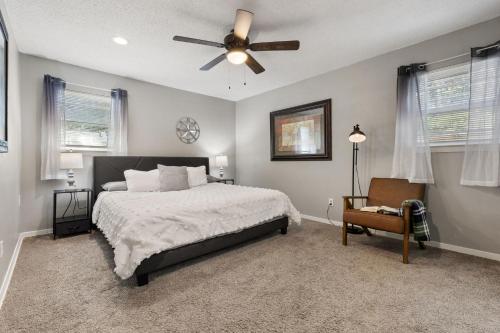 ノース・リッチランド・ヒルズにあるDFW Mid-Cities Oasis with Pool, Hot Tub and Fire Pitのベッドと天井扇風機のある寝室