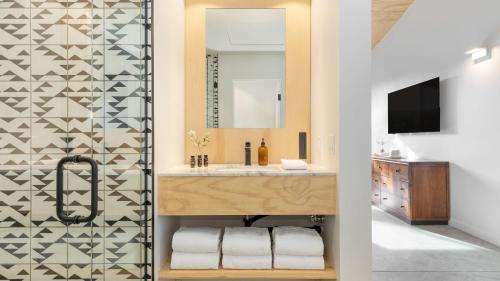 a bathroom with a sink and a mirror at Blackhaus C: 4 Bedroom Suite by AvantStay 4-Room Retreat in Palm Springs