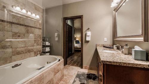 Koupelna v ubytování Red Hawk by AvantStay Charming Cabin w Theatre Spa 5mins to Deer Valley Mtn