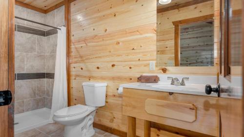 ein Badezimmer mit Toilette und Waschbecken in der Unterkunft Bluebell by AvantStay Incredible Views w Large Balcony Indoor Pool in Sevierville