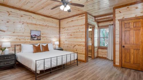 ein Schlafzimmer mit einem Bett und einem Deckenventilator in der Unterkunft Bluebell by AvantStay Incredible Views w Large Balcony Indoor Pool in Sevierville