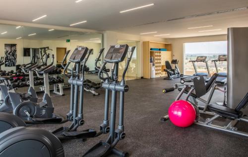 a gym with a bunch of treadmills and exercise bikes at Fiesta Inn Silao Puerto Interior in Silao