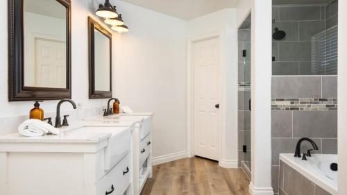 Salle de bains dans l'établissement The Riesling Retreat by AvantStay Estate w Pool HotTub Putting Green Pickle Ball Court