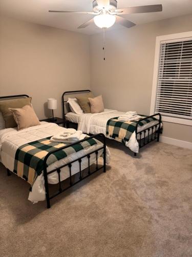 Un dormitorio con dos camas y un ventilador de techo. en Evon's House-Crashpad Just the essentials, en Lynchburg