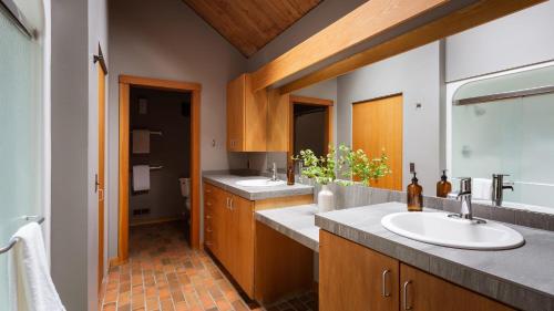 Ένα μπάνιο στο Skylight by AvantStay Elevated Mountain Home w Hot Tub Billiards Large Patio