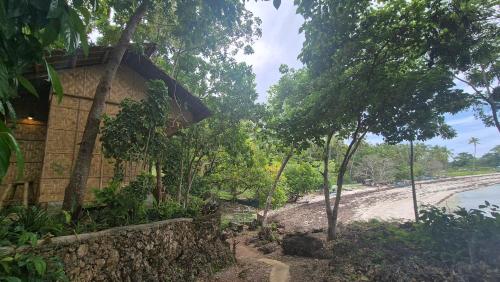 Taman di luar Malaika Bay Hideaway
