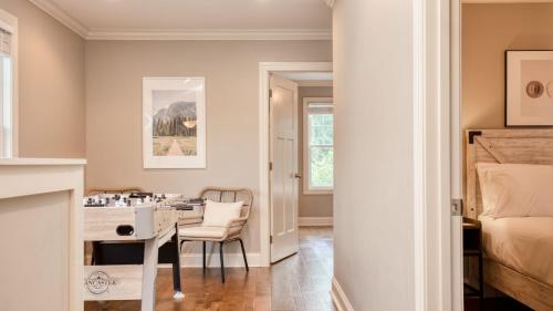 ブラック・マウンテンにあるSweetgum by AvantStay Black Mountain Retreat w Covered Deckのベッドルーム(デスク、ベッド付)