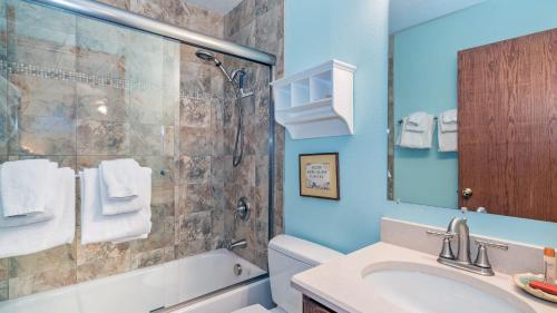 Un baño con ducha, lavabo e inodoro. en Ghostriders 5 by AvantStay 2 Bedroom Condo Near Main Street Hiking Skiing STR permit 3571, en Telluride