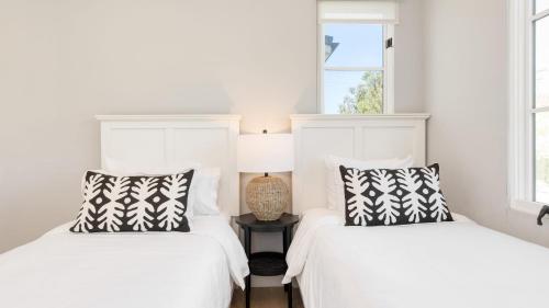 two beds in a room with two windows at Sea Crown by AvantStay 5mins from the Beach w Multiple Terraces PermitSLP13639 in Newport Beach