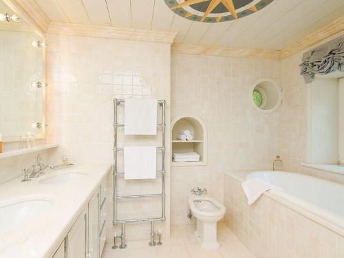 La salle de bains est pourvue d'un lavabo, de toilettes et d'une baignoire. dans l'établissement Pueckdeel, à Kampen