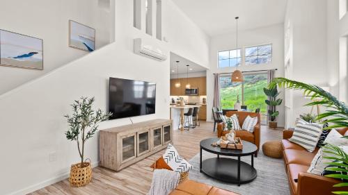 a living room with a couch and a tv at Mauna View by AvantStay 10min to Beach Backyard in Waianae