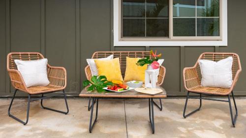 two wicker chairs with a table with a bowl of fruit at Oluolu by AvantStay Single-Story Home by Ocean in Waianae