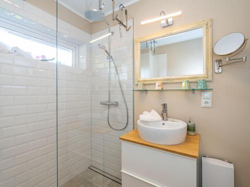 a bathroom with a sink and a shower at Haus-Fahnert-2 in Kampen