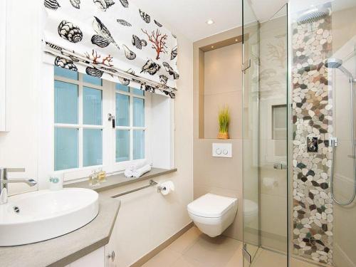 un bagno con lavandino, WC e doccia di Jolenhues a Kampen