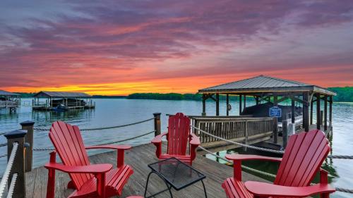 Gallery image of Boathouse Cove by AvantStay Pool Swim Dock Hot Tub in Lake Norman of Catawba