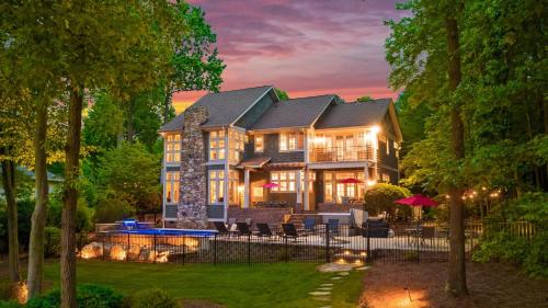 Gallery image of Boathouse Cove by AvantStay Pool Swim Dock Hot Tub in Lake Norman of Catawba